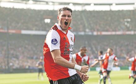 Santi Giménez rompe racha sin gol y anota doblete con el Feyenoord ante el Zwolle