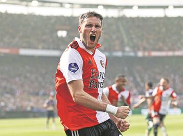 Santi Giménez rompe racha sin gol y anota doblete con el Feyenoord ante el Zwolle
