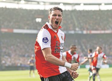 Santi Giménez rompe racha sin gol y anota doblete con el Feyenoord ante el Zwolle