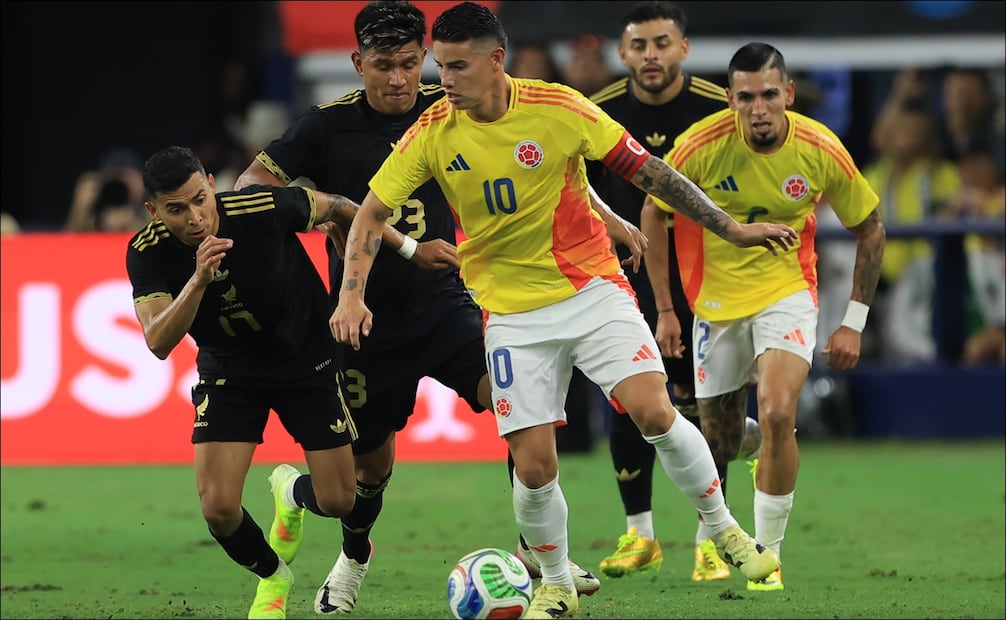 Orbelín Pineda disputa el balón con James Rodríguez (c), de Colombia, durante un partido de preparación para la Copa Mundial 2026 entre México y Colombia. FOTO: EFE