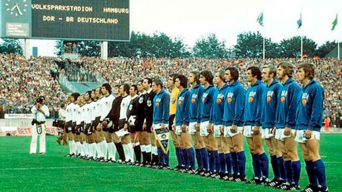 Las dos Alemanias durante los himnos en el Mundial 1974 / Foto: Especiales