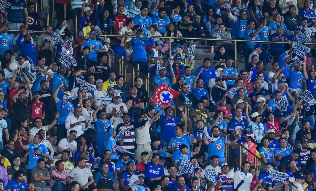 Aficionados de Cruz Azul observan un partido de La Máquina en las gradas del Olímpico Universitario. FOTO: Imago7
