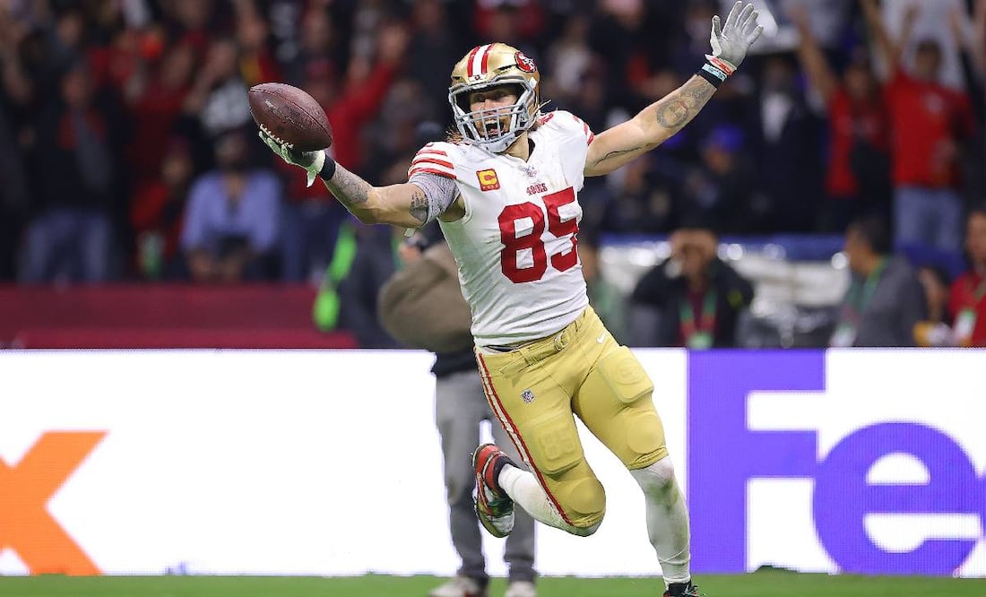 George Kittle festeja el triunfo de los 49ers en el Estadio Azteca en 2022. Foto: Imago7