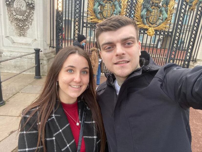 Mujer viaja a Inglaterra a conocer a su novio online y él la asesina