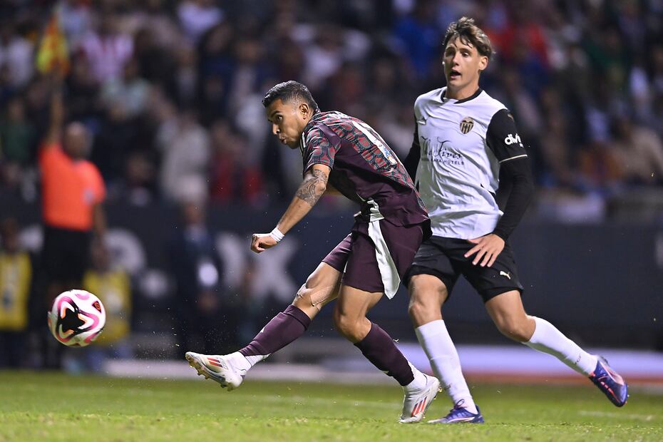 Orbelín Pineda saca un disparo durante el partido entre México y el Valencia en el Estadio Cuauhtémoc. FOTO: Imago7