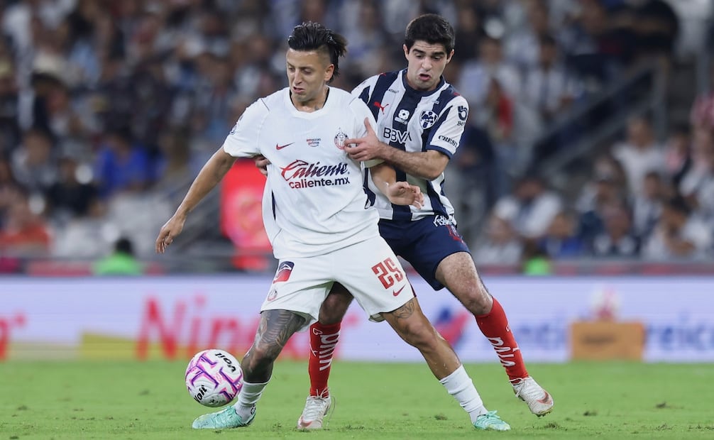 Roberto Alvarado y César Garza en disputa por el esférico/ Foto: Imago7