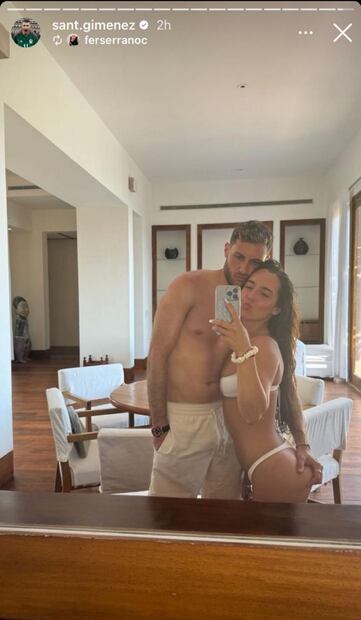 Santiago Giménez posa junto a su esposa Fernanda Serrano. FOTO: @sant.gimenez
