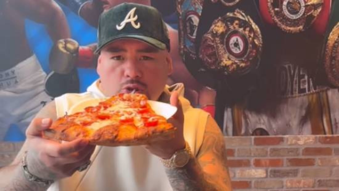 Andy Ruiz probó la pizza que él mismo preparó en su negocio que está por abrir. Foto: Especial