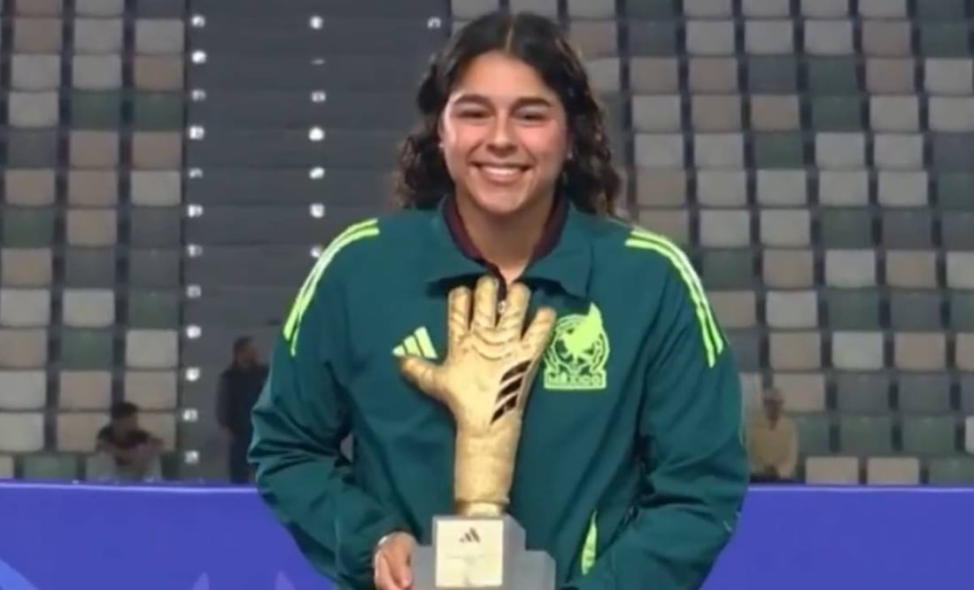 Valentina Murrieta, posa feliz, con el Guante de Oro que la reconoce como mejor portera del Mundial Femenil Sub-17. Foto: Especial