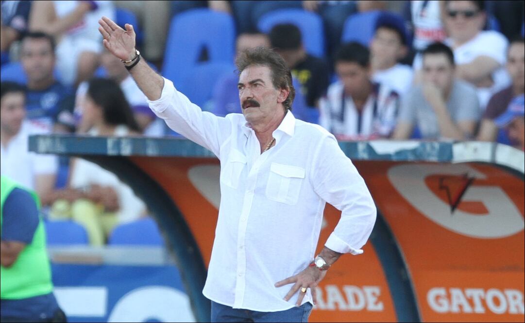 Ricardo Antonio LaVolpe da indicaciones en un partido del futbol mexicano. FOTO: Imago7