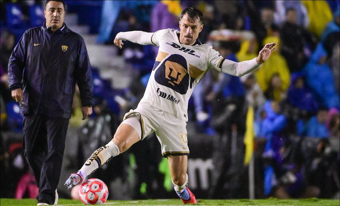 Aaron Ramsey se estira para alcanzar el balón en un partido de los Pumas. FOTO: Imago7