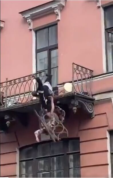 VIDEO: Pareja, en ropa interior, cae del balcón tras discusión