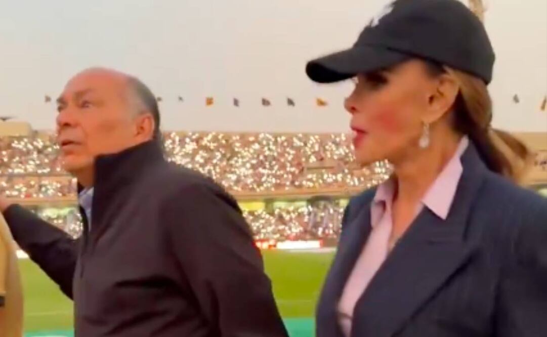 Lucía Méndez y Antonio Pérez fueron captados de la mano en su visita al Estadio Olímpico. Foto: Especial