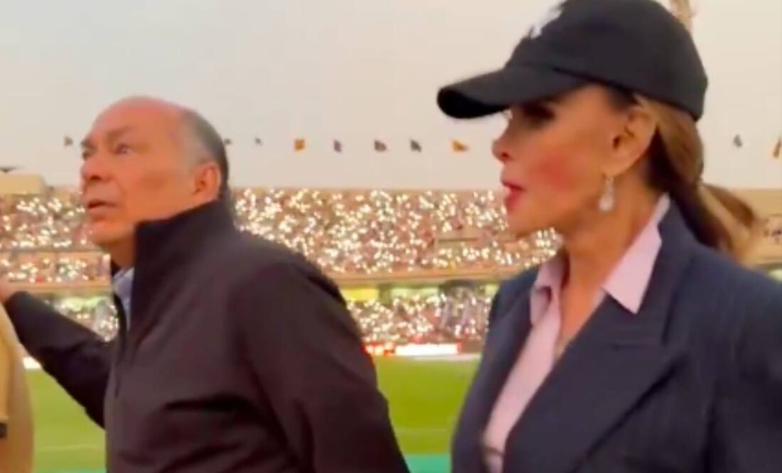 Lucía Méndez y Antonio Pérez fueron captados de la mano en su visita al Estadio Olímpico. Foto: Especial