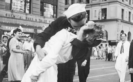 1945: La verdadera historia detrás del icónico beso de Times Square