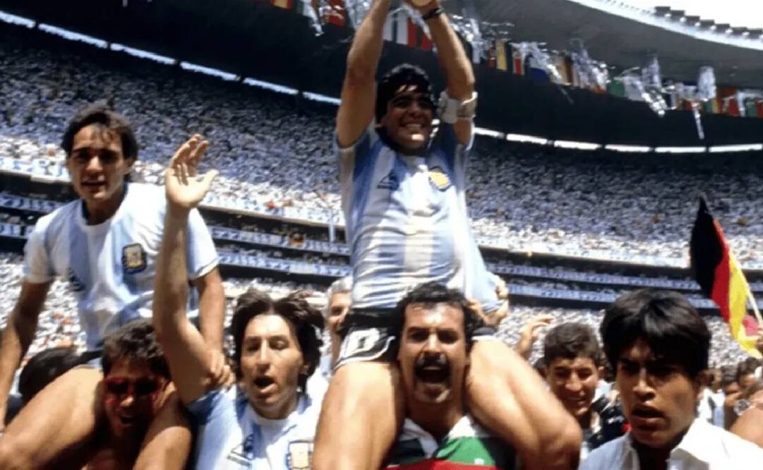 Roberto Cejas saltó a la cancha del Estadio Azteca para cargar a Maradona tras ganar el título de México 86. Foto: Especial