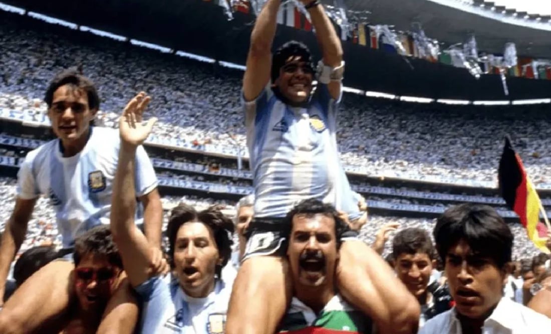 Roberto Cejas saltó a la cancha del Estadio Azteca para cargar a Maradona tras ganar el título de México 86. Foto: Especial