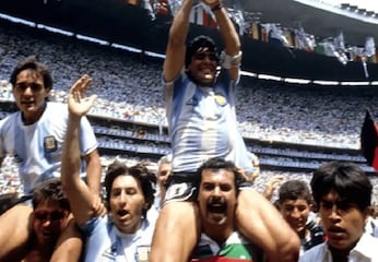 Murió Roberto Cejas, aficionado que cargó en el Estadio Azteca a Maradona tras ganar Mundial 86