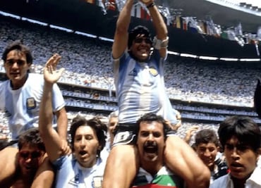 Murió Roberto Cejas, aficionado que cargó en el Estadio Azteca a Maradona tras ganar Mundial 86