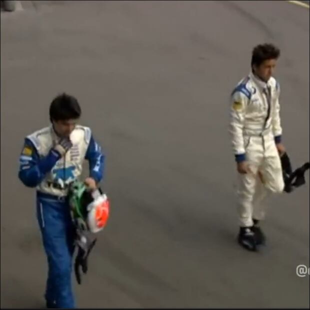 Sergio Pérez y Sebastián Saavedra caminan ilesos tras su incidente en 2006. FOTO: Captura