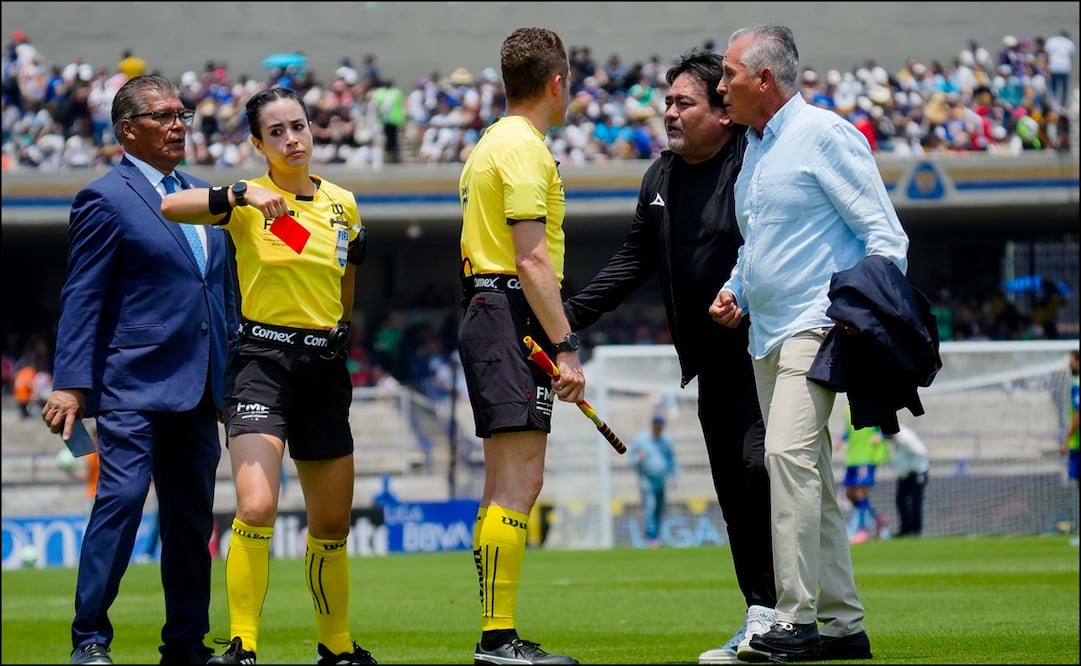Sergio Bueno reacciona tras ser expulsado por Katia Itzel García en el juego de Pumas y Mazatlán de la Jornada 14. FOTO: Imago7