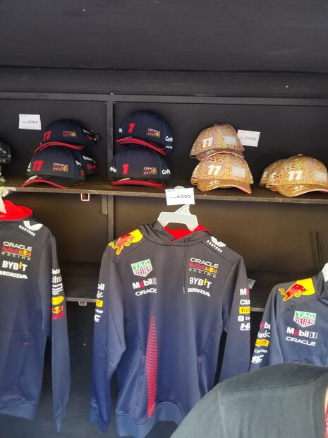 Los productos de Checo Pérez en el GP de México rondan de los 2 hasta los 7 mil pesos. Fotos: Óscar Torres
