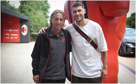 Santiago Giménez se reporta con el AC Milán luego de sus vacaciones; regresó junto a Luka Modric