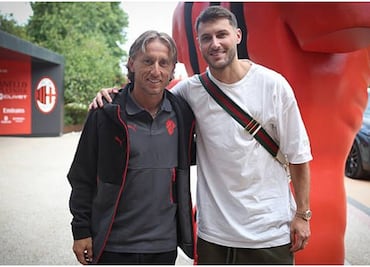 Santiago Giménez se reporta con el AC Milán luego de sus vacaciones; regresó junto a Luka Modric