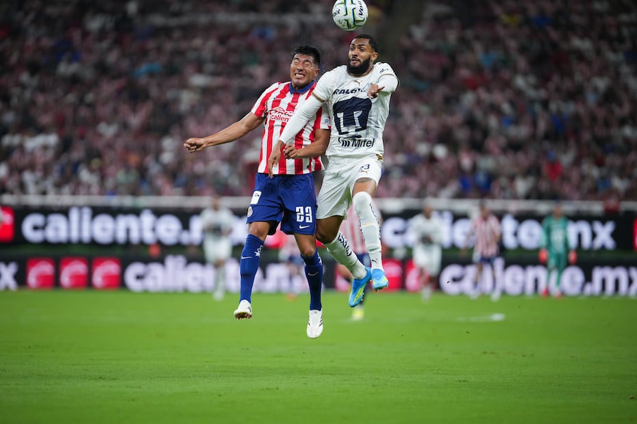 Daniel Aguirre y Juninho Vieira durante el partido de la jornada 8 entre Chivas y Pumas / Foto: Imago7