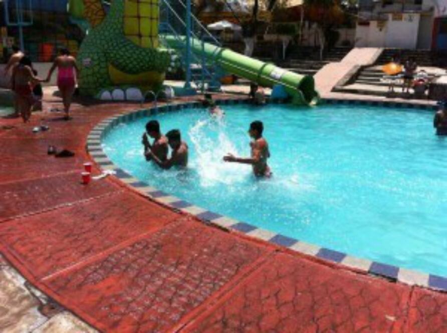 Abierto hace 70 años, este recinto cuenta con dos albercas, así como chapoteadero y toboganes. Si no tienes ganas de un chapuzón, hay juegos infantiles y cancha de futbol. Y por si te agarra el hambre, también hay venta de antojitos mexicanos. (Foto: Facebook Balneario Elba)