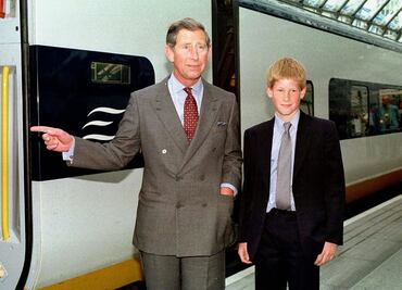 La relación fracturada entre el príncipe Carlos y Harry