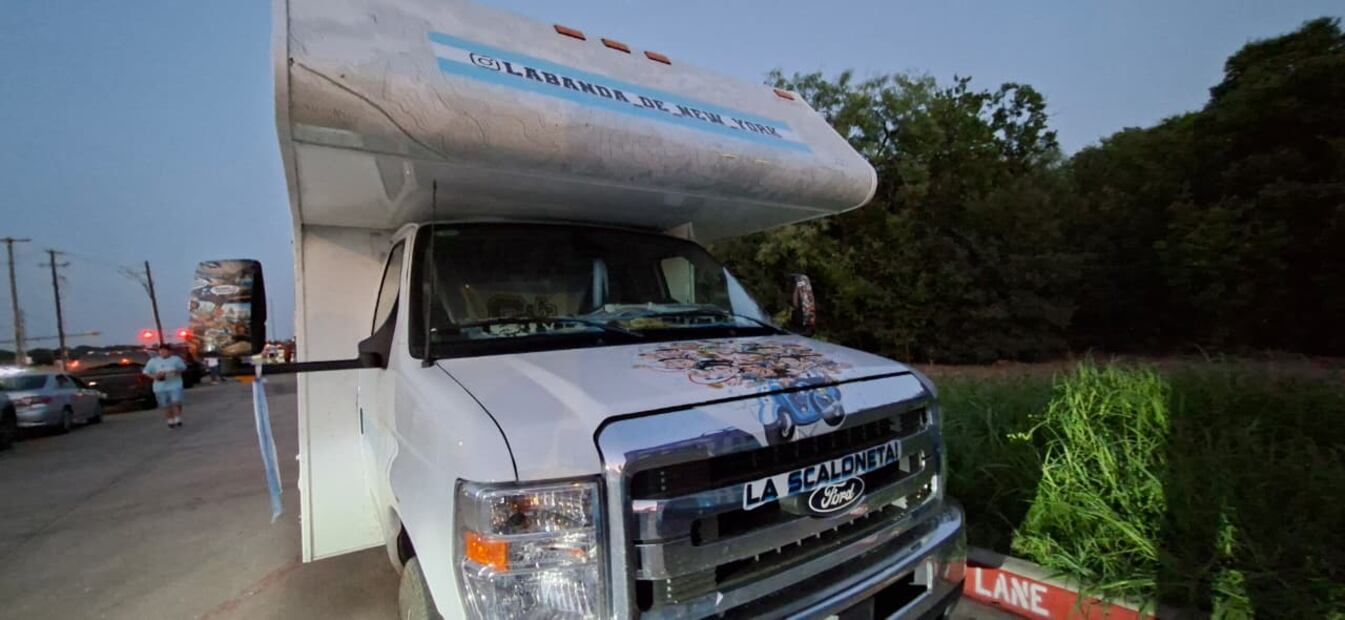 Aficionados de Argentina recorren Estados Unidos en una camper muy peculiar para ver a la Albiceleste en el Mundial 2026. FOTO: Sebastián García | EL UNIVERSAL