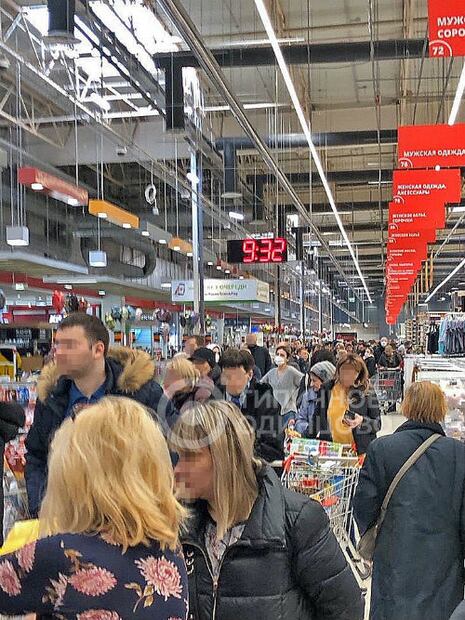 “Carritos del apocalipsis”, así evitan los rusos las compras de pánico