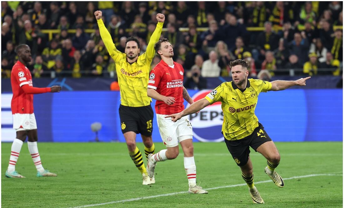 Jugadores del Borussia Dortmund festejando gol ante PSV Eindhoven / FOTO: EFE