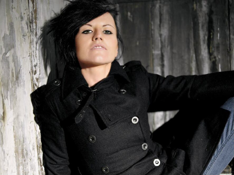 La cantante irlandesa, vocalista de The Cranberries, falleció el 15 de enero a los 46 años de edad. Fue hallada sumergida en una tina de baño en un hotel de Londres. La causa de muerte fue ahogamiento por intoxicación con alcohol. (Foto: El Universal)