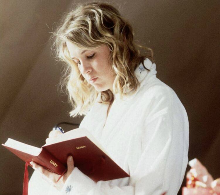 El personaje de Bridget Jones fue creado por Helen Fielding para una columna del diario británico The Independent. Gracias a que la popularidad del personaje creció como la espuma, Fielding decidió convertirla en una novela que ha vendido millones de copias. (Foto: Facebook Bridget Jones's Diary)