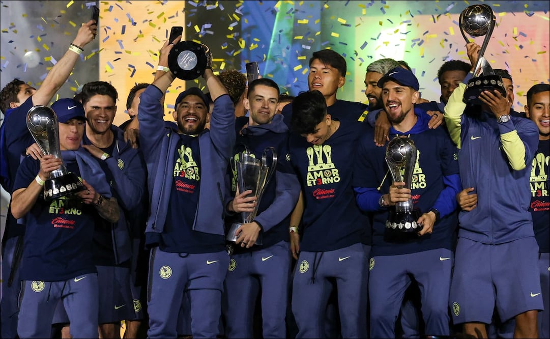 Jugadores del América cargan los trofeos azulcrema durante el festejo por el Tricampeonato. FOTO: Luis Camacho/ EL UNIVERSAL