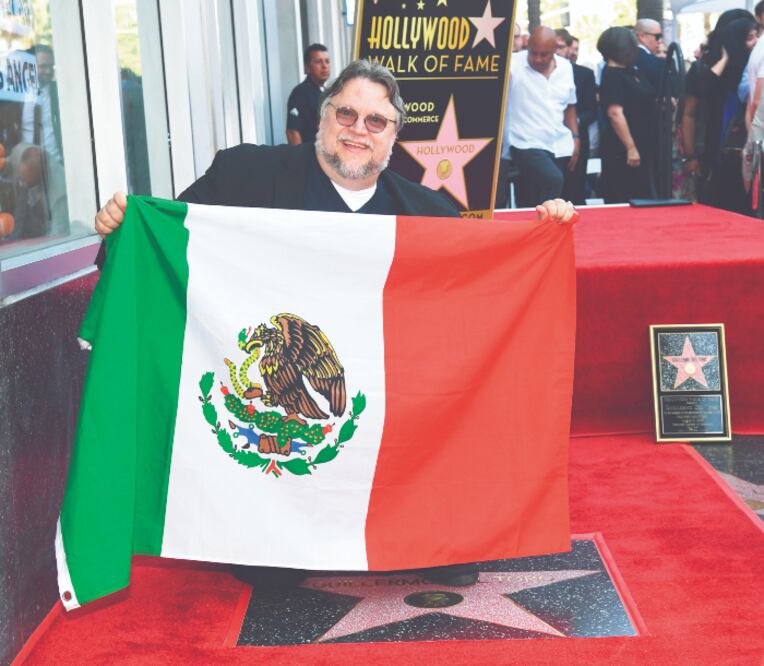 Apenas el pasado 6 de agosto, con una bandera de México en mano, el cineasta recibió esta distinción. Aprovechó el momento para hablar de la difícil situación que viven los inmigrantes en Estados Unidos, además dijo sentirse orgulloso por este gran logro. (Foto: Kevin Winter/Getty Images/AFP)