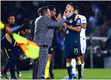 'Piojo' Herrera: 'Henry Martín tenía piernas de cemento, lo entrenamos como a los porteros'