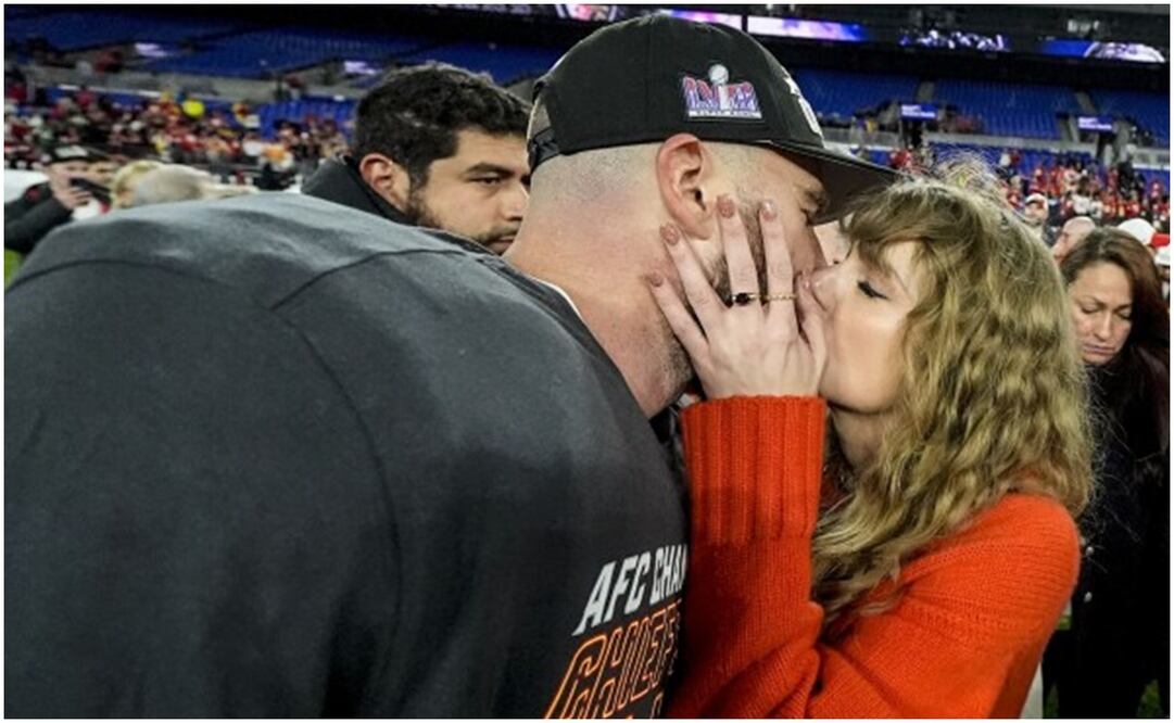 Taylor Swift y Travis Kelce besándose en Baltimore / FOTO: AP