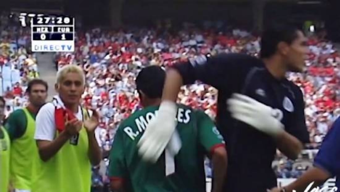 Oswaldo Sánchez evitó que Ramoncito Morales encarara a Javier Aguirre. Foto: Especial