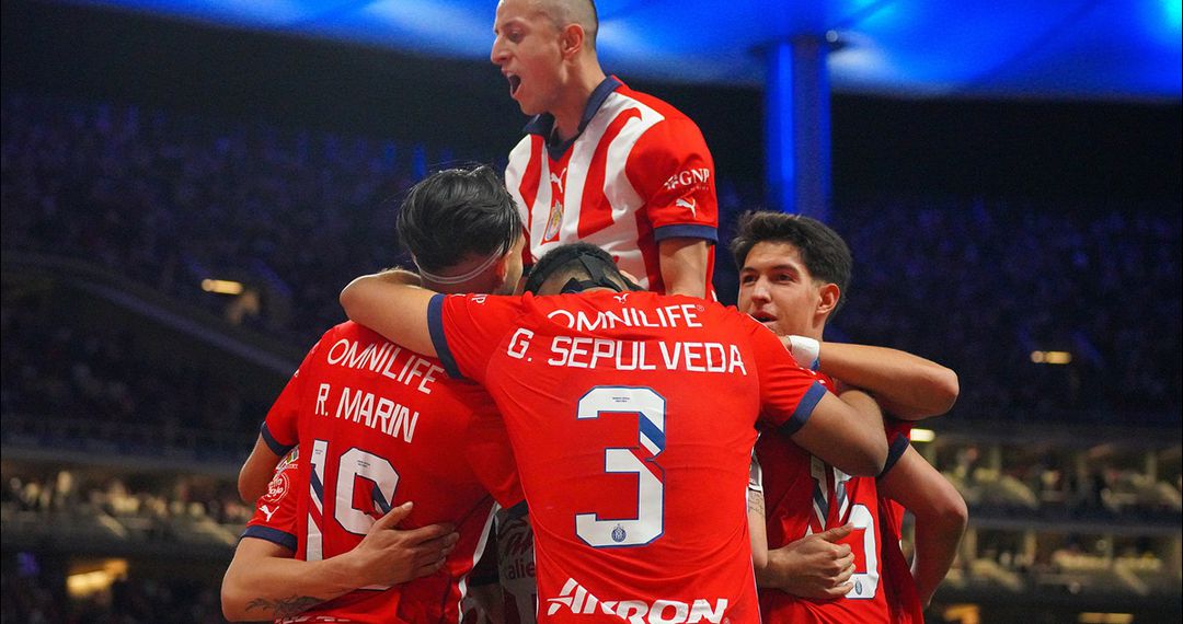 Jugadores de las Chivas celebran un gol en el Clausura 2024. FOTO: Imago7